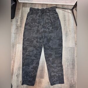 Lululemon On the Fly joggers in a Heritage 365 Camo Deep Coal Multi pattern